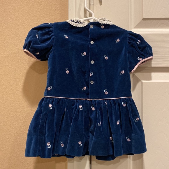 Velvet dress with satin bows, embroidered rose accents, and lace collar - Picture 2 of 4